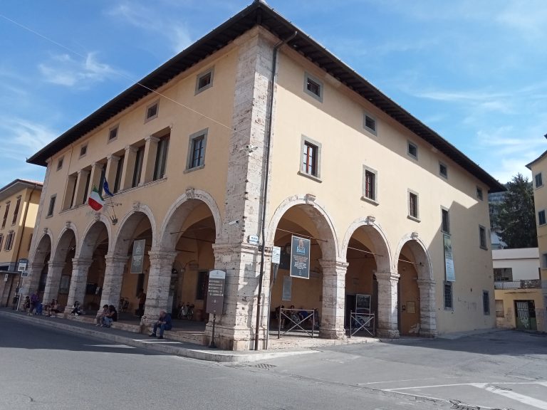 Veduta dell’edificio da Piazza Giusti