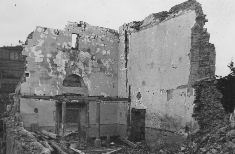 Chiesa di San Baronto, la facciata e la parete laterale non crollate. Alle spalle si intravede la collina (fonte "Erano giorni bigi allora. Guerra, Shoah, Resistenza: Lamporecchio 1943-1944")
