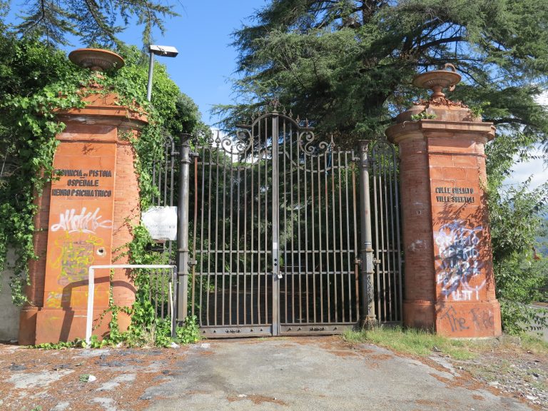 Il cancello di entrata delle Ville Sbertoli in via Collegigliato