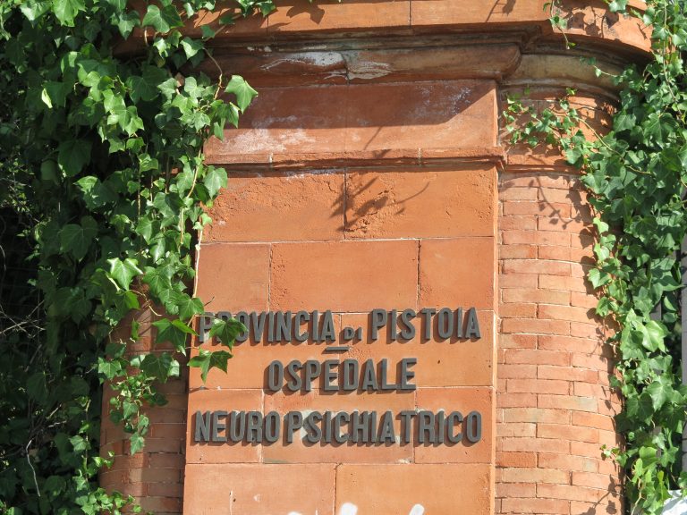 Testo collocato sul cancello principale