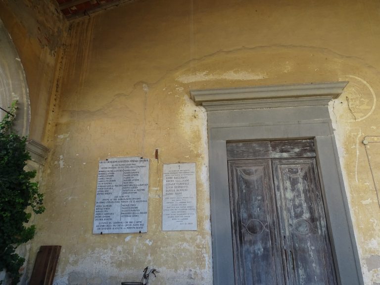 Le lapidi apposte sulla parete dell’oratorio. Quella a sinistra riporta i nomi di 30 vittime dell’eccidio