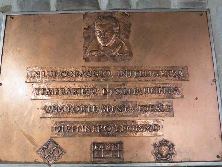 Lapide sulla tomba monumentali di Silvano Fedi al Cimitero Comunale di Pistoia