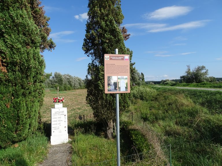 Il cippo del Piaggione con il cartello del "Percorso della memoria".