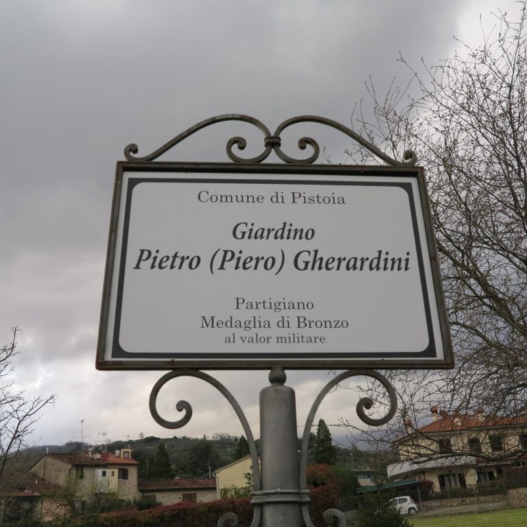 La targa in memoria del partigiano Pietro Gherardini