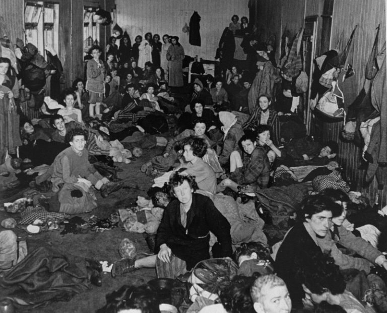 Sopravvissuti rom nel campo di Bergen-Belsen subito dopo la liberazione del 15 aprile 1945 (fonte: Enciclopedia dell’Olocausto)