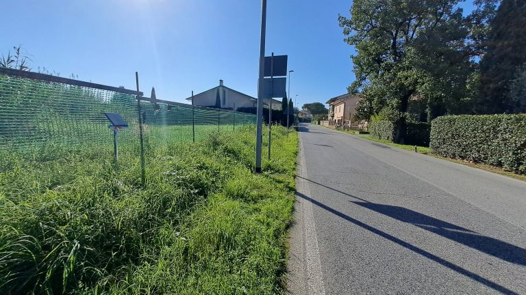 Via Bartolini a Larciano. Sulla sinistra vediamo la targa in ricordo di Umberto Luschi