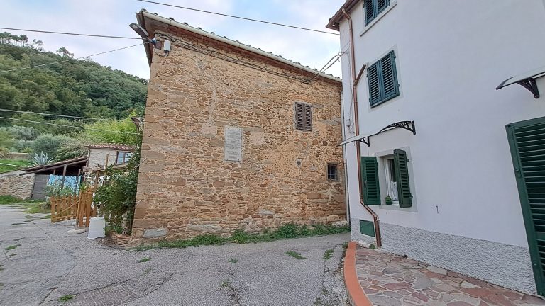 Alcune delle poche case che compongono l’abitato di Castel dei Gironi