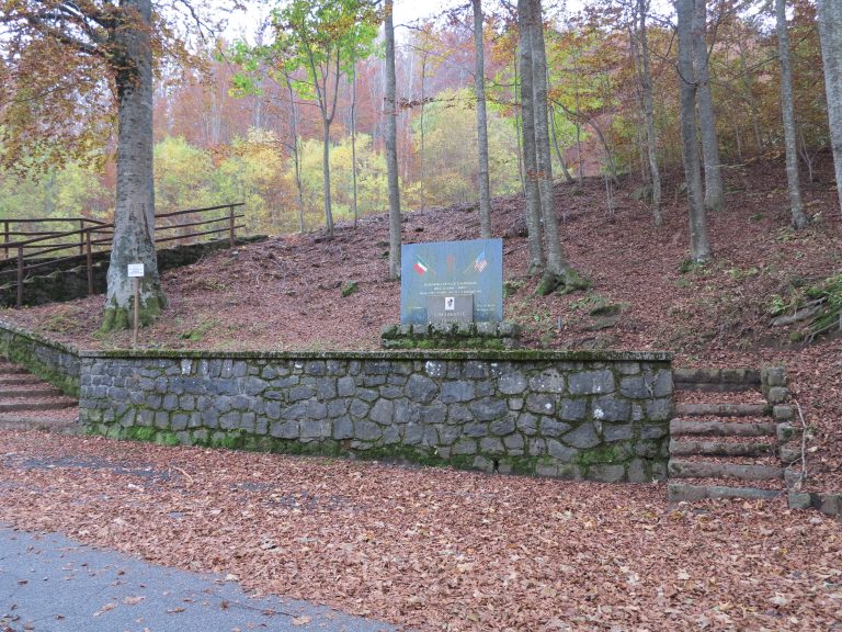 Veduta del monumento alla base degli impianti ex pista Beatrice