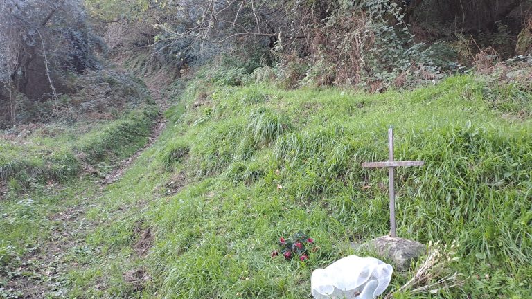 Croce e targa in ricordo delle vittime di Piteccio Bertocci, vista laterale e relativo sentiero