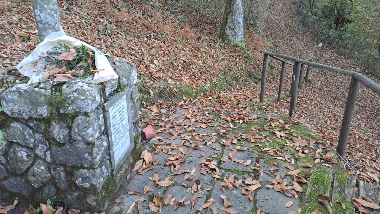 Monumento in ricordo della strage di Serra