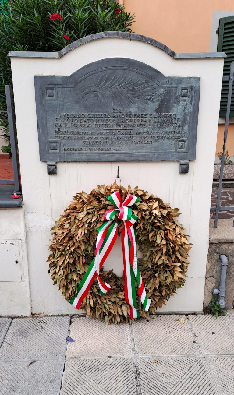 Lapide bronzea in ricordo della strage di Montale, vista frontale